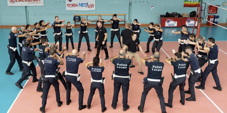 Cinisello, la polizia locale a lezione di autodifesa – FOTO