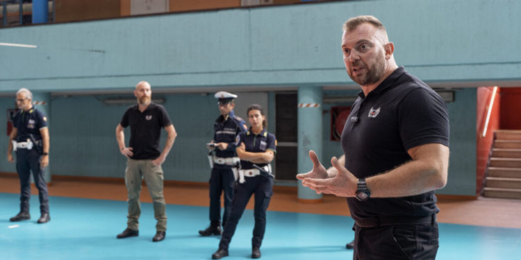 Cinisello, la polizia locale a lezione di autodifesa – FOTO