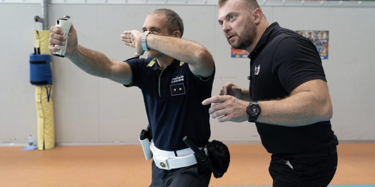Cinisello, la polizia locale a lezione di autodifesa – FOTO