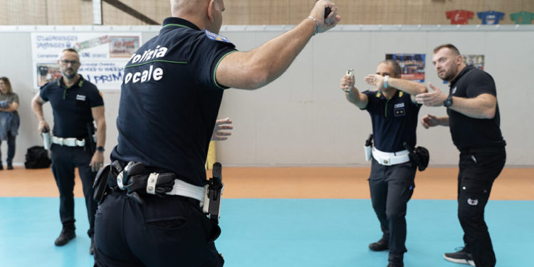 Cinisello, la polizia locale a lezione di autodifesa – FOTO