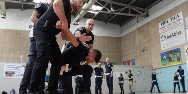 Cinisello, la polizia locale a lezione di autodifesa – FOTO