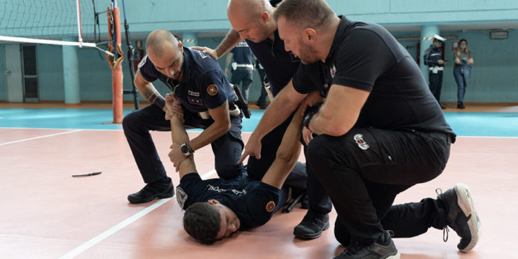 Cinisello, la polizia locale a lezione di autodifesa – FOTO