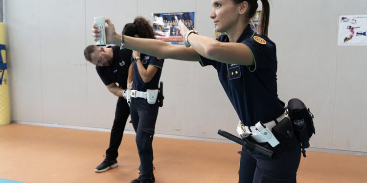 Cinisello, la polizia locale a lezione di autodifesa – FOTO