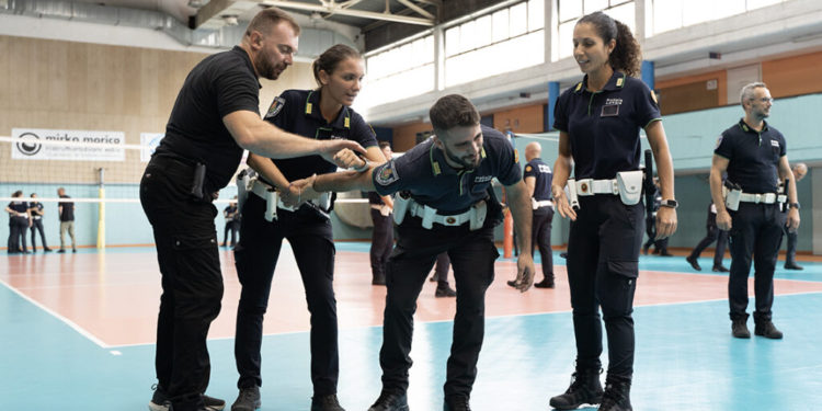 Cinisello, la polizia locale a lezione di autodifesa – FOTO