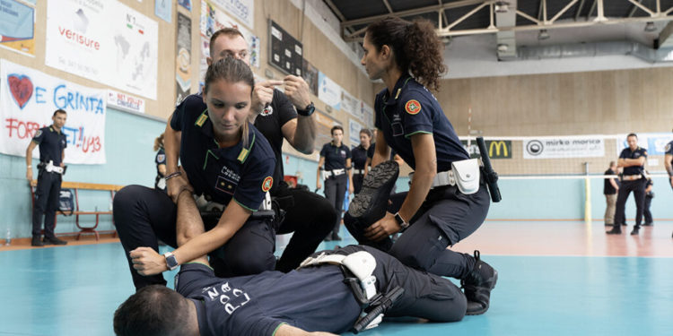 Cinisello, la polizia locale a lezione di autodifesa – FOTO