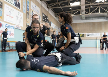 Cinisello, la polizia locale a lezione di autodifesa – FOTO